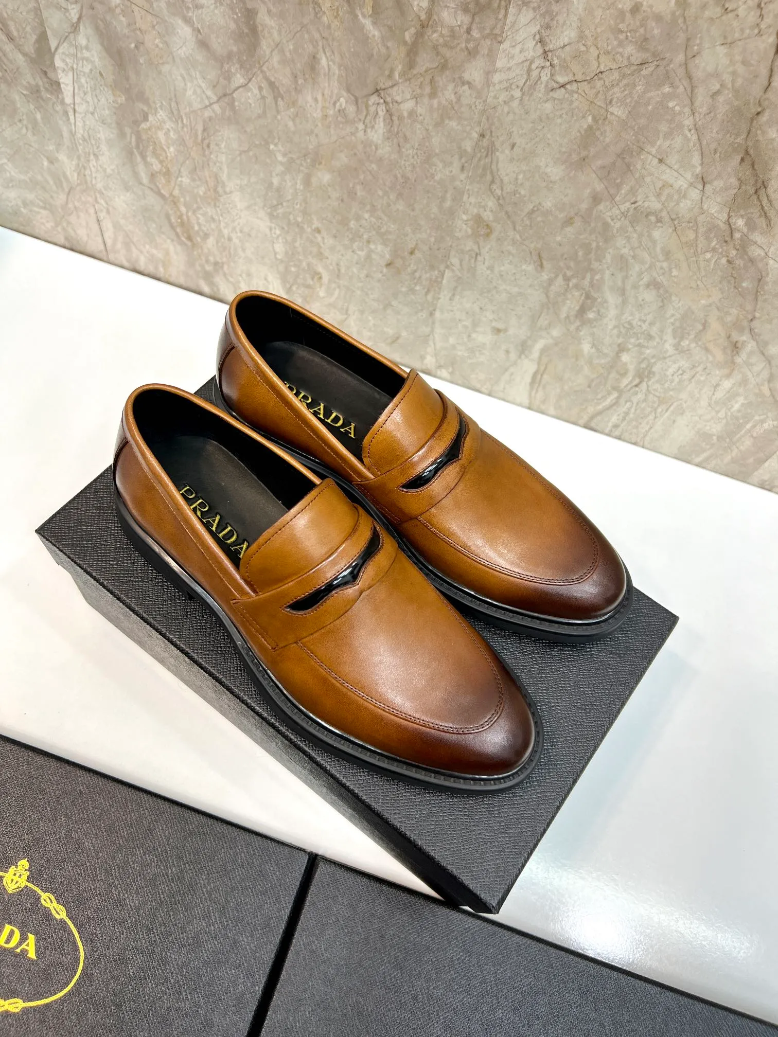Original order quality: P580 Brand: PRADA (Prada) Standard code: Men's size 38/44 (45 can be customized) Grade: Same style as the official website High-quality men's shoes Material: Original cowhide Water-dyed cowhide lining Rubber outsole Style categories: Men's fashionable formal leather shoes Slip-on men's shoes series Young fashion European and American trends British style Top luxury Color: Actual picture